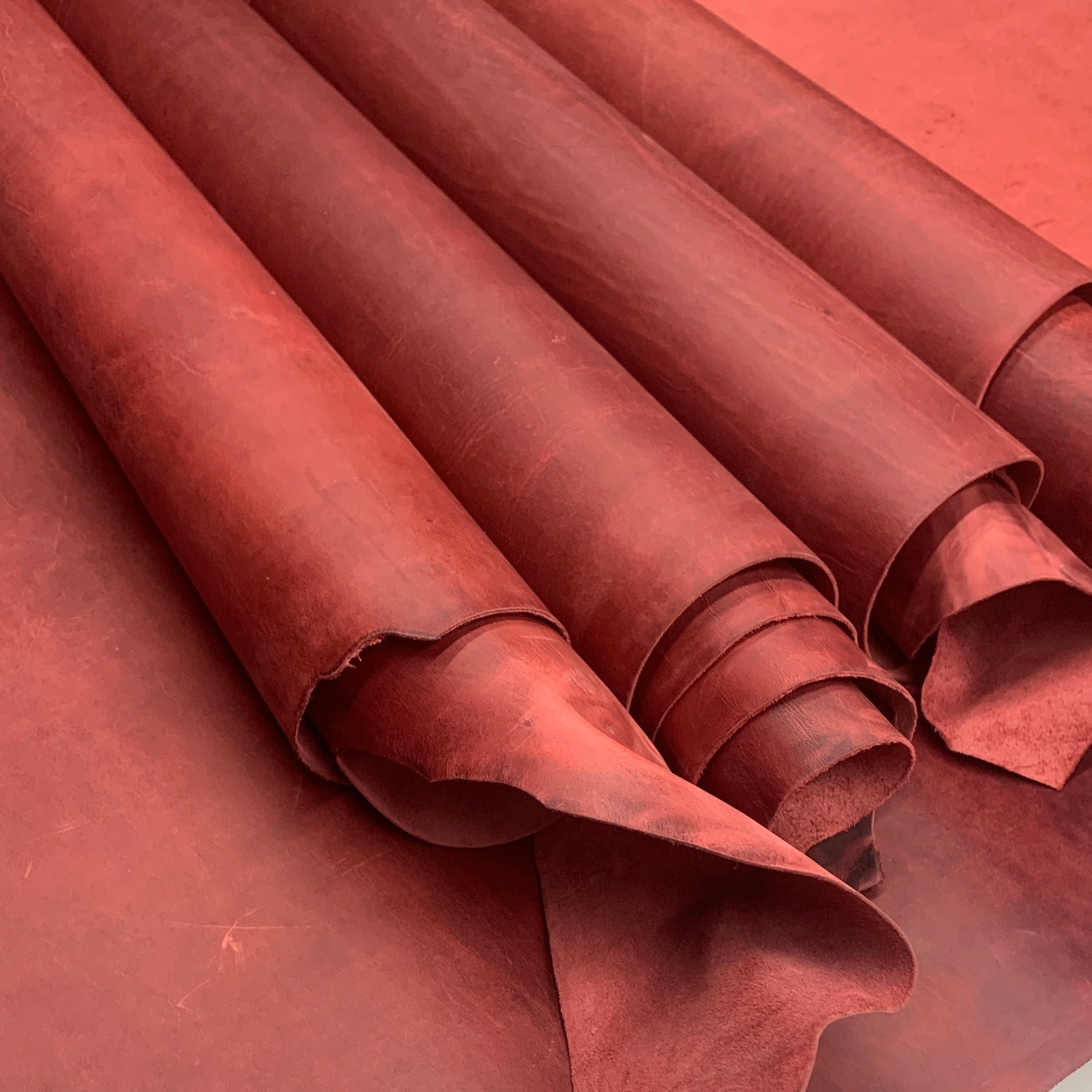 Red leather burgundy pull up real 2mm 5 oz crazy horse waxy oily finishing distressed dark color for bags shoes leathercraft