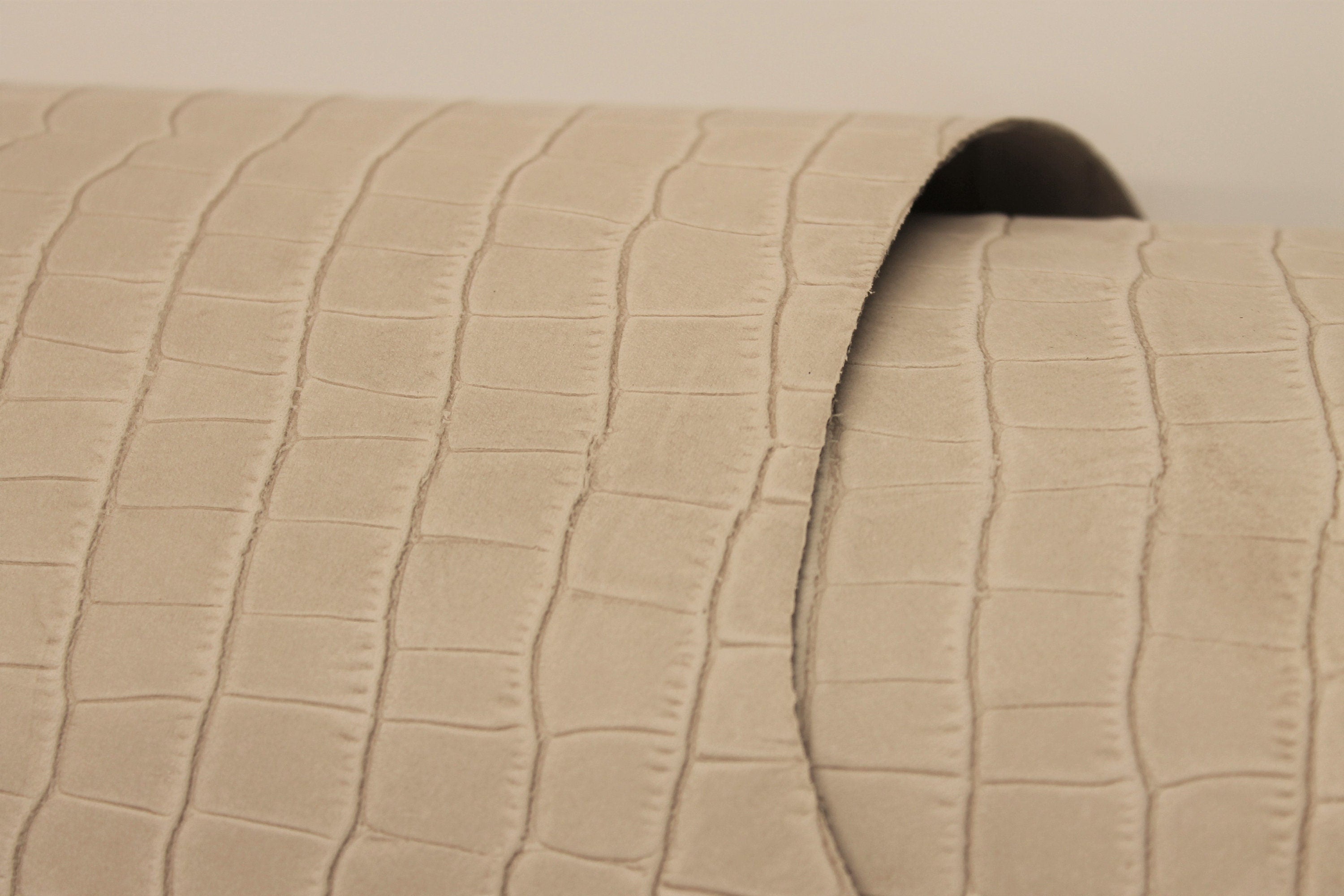 Vegetable tanned 100% Natural cow leather | Crocodile Reptile Aligator embossed | Beige Natural color | 1.4mm | 3 4 oz thick