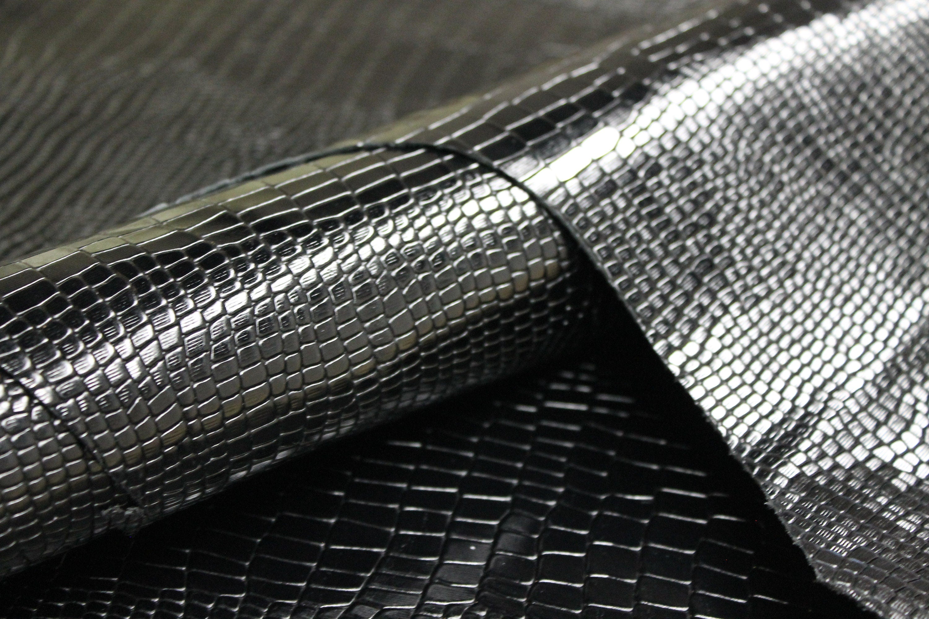 Black shiny Crocodile Reptile embossed natural leather 1-1.2 mm or 2.5oz | cow embossed hides skins for wallets bags shoes