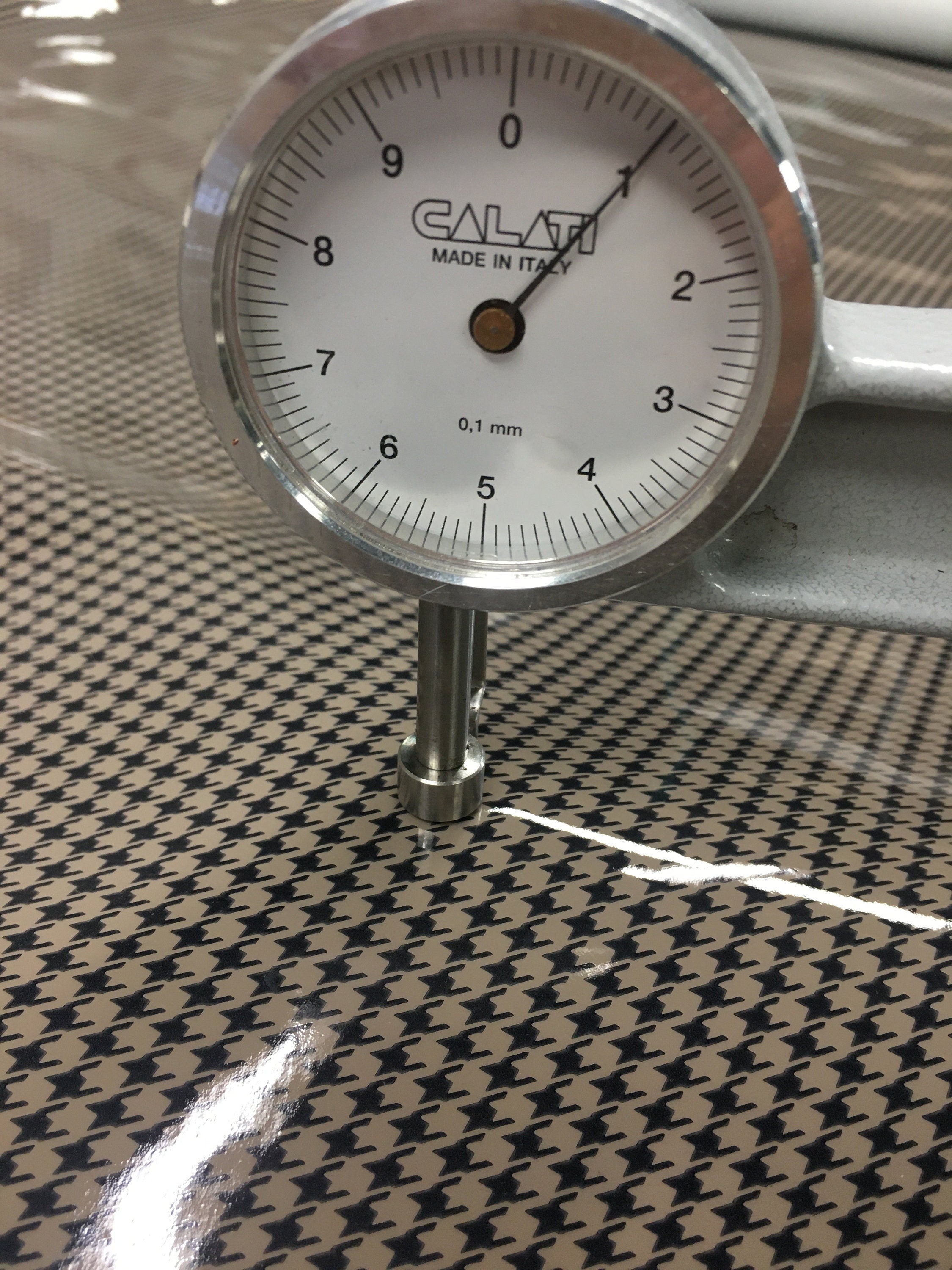 Houndstooth, dogstooth glossy patent leather cow hide skin 1.0-1.2 mm | 2-3 oz