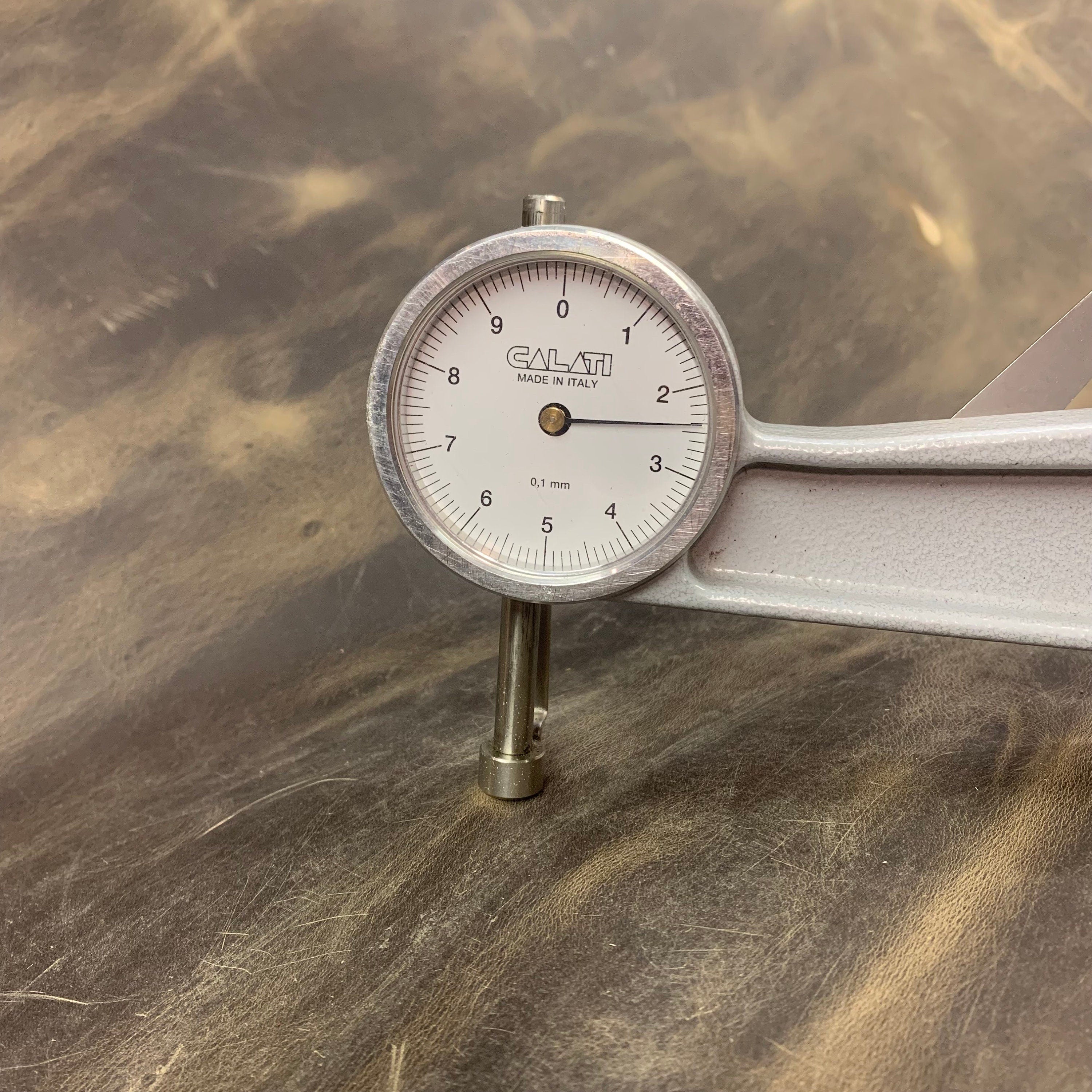 Brown pull up crazy horse real leather 2.3 mm 6oz waxy oily finishing distressed color vegetable tanned