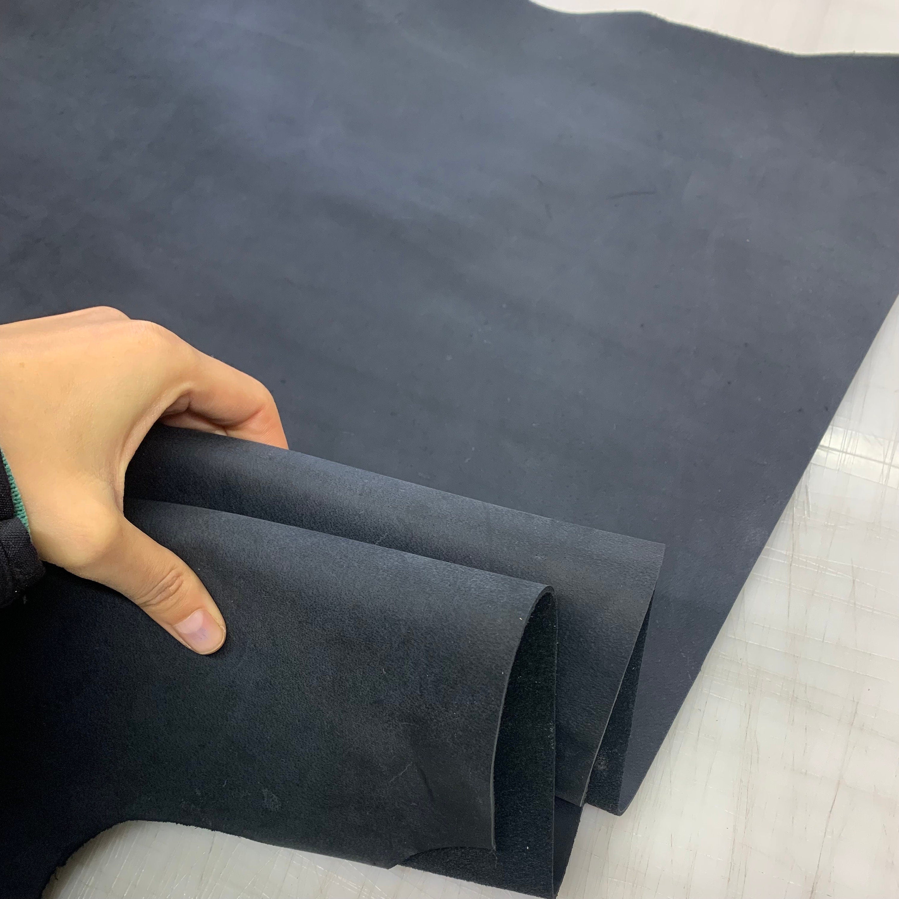 Dark blue leather oiled crazy horse | Thickness 1.8mm | 4-5 OZ|