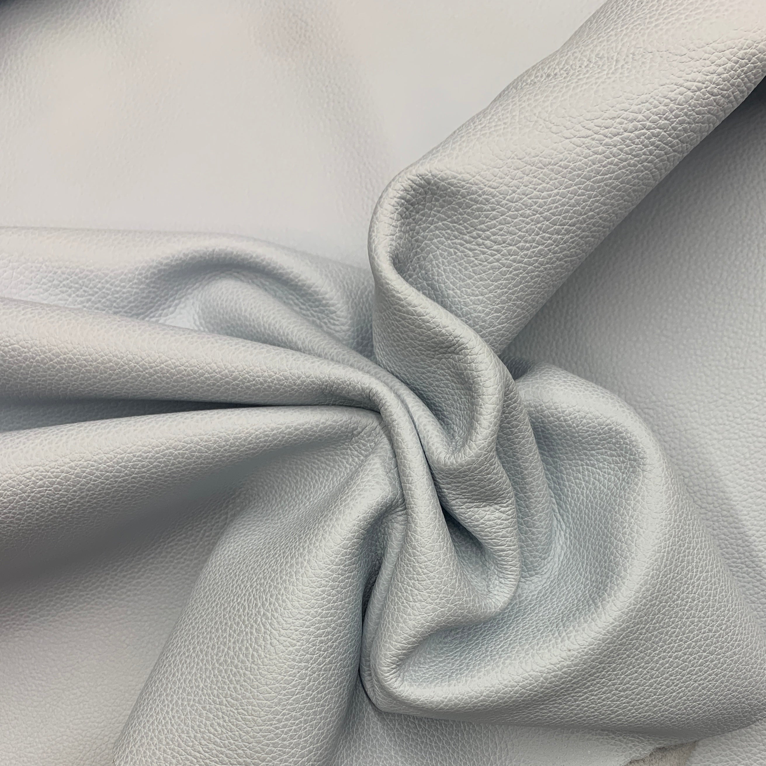 Light blue leather Pebbled cow | 1.2 mm 3 oz
