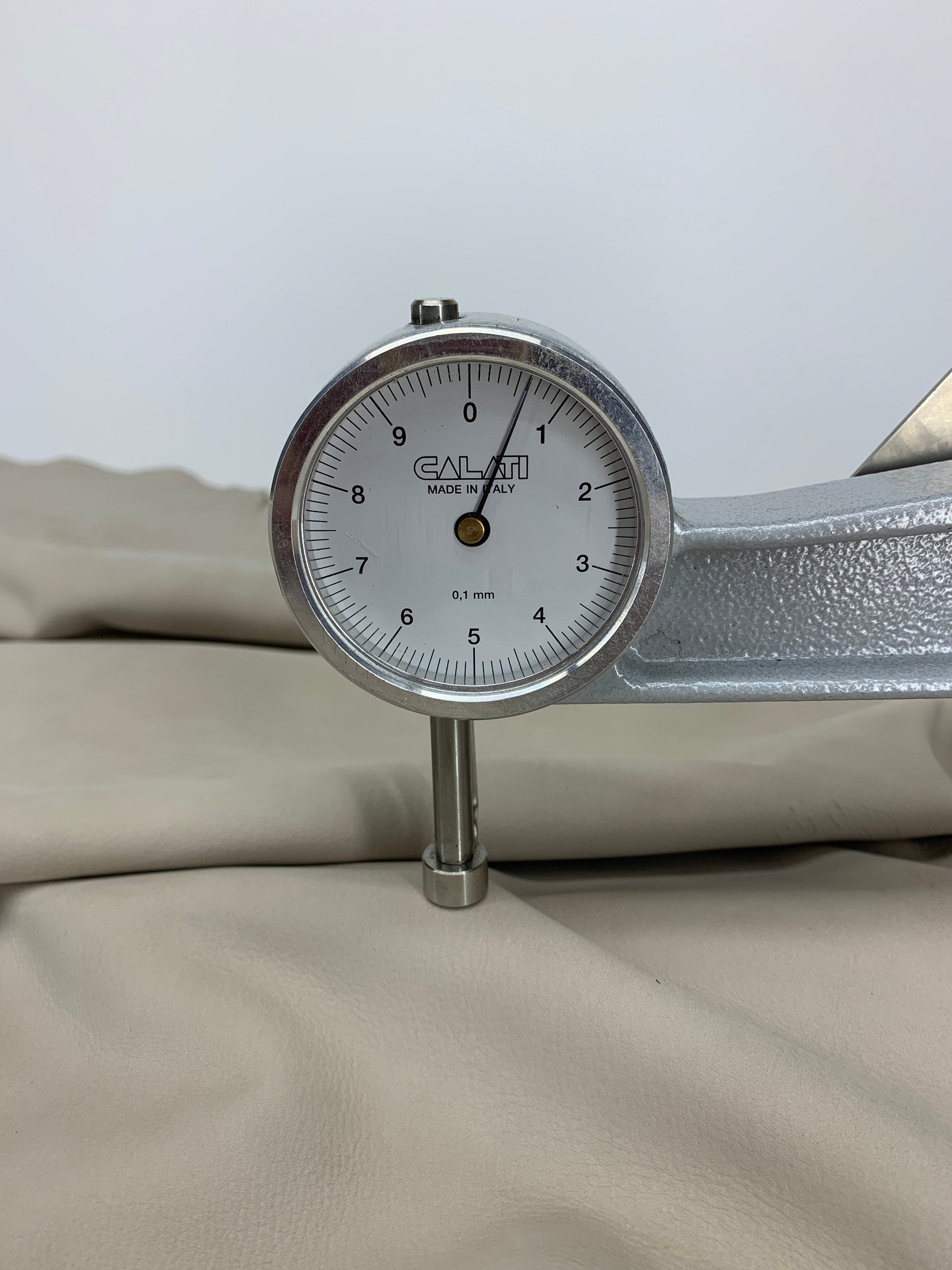 Beige milled nubuck leather | 0.6 mm | 2oz