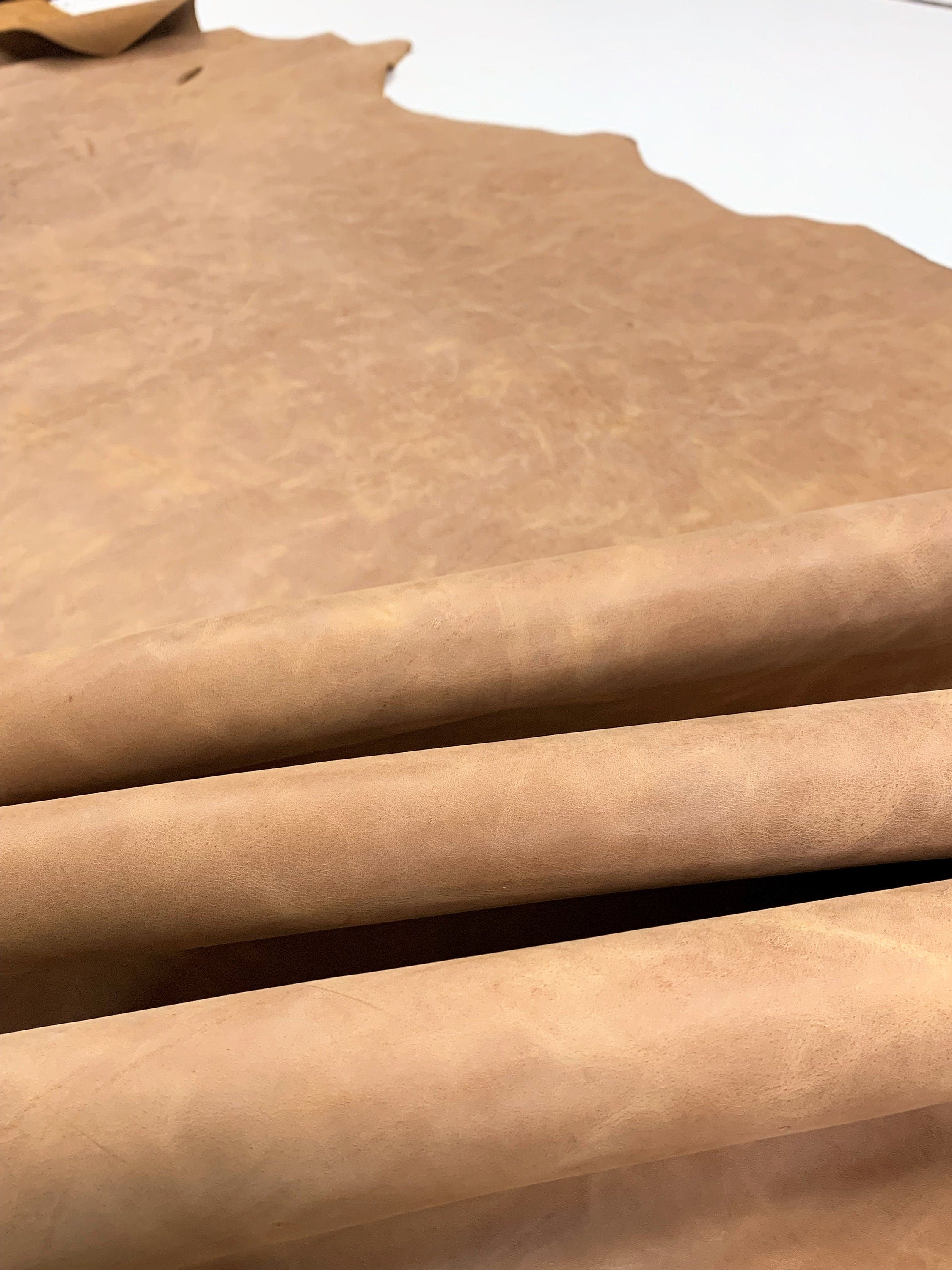Light brown pull up crazy horse leather | 1.5mm 3.5oz thick | waxy oily finishing distressed color | semi vegetable tanned
