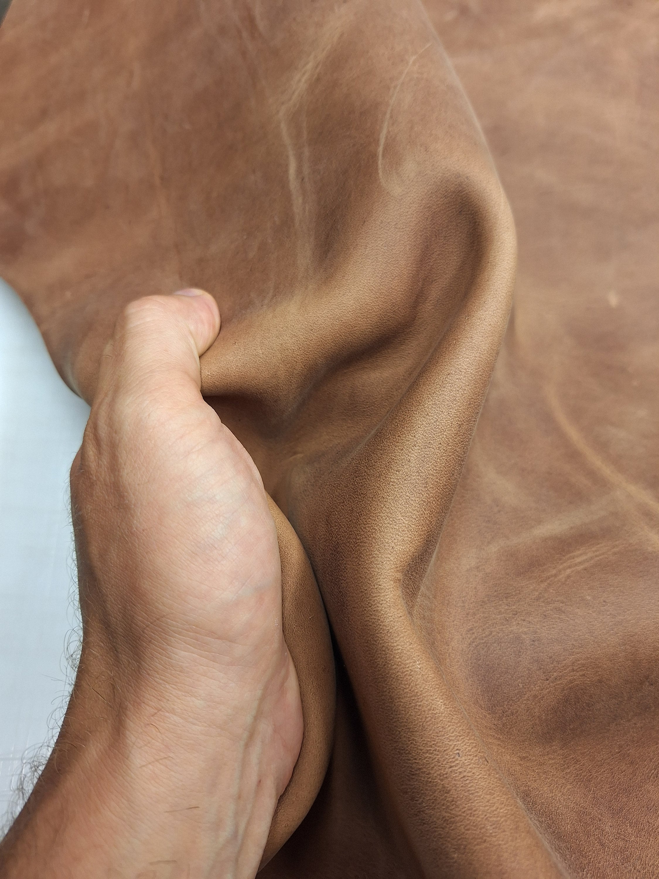 Light brown pull up crazy horse leather | 2.0 mm- 5 oz | waxy oily finishing distressed color