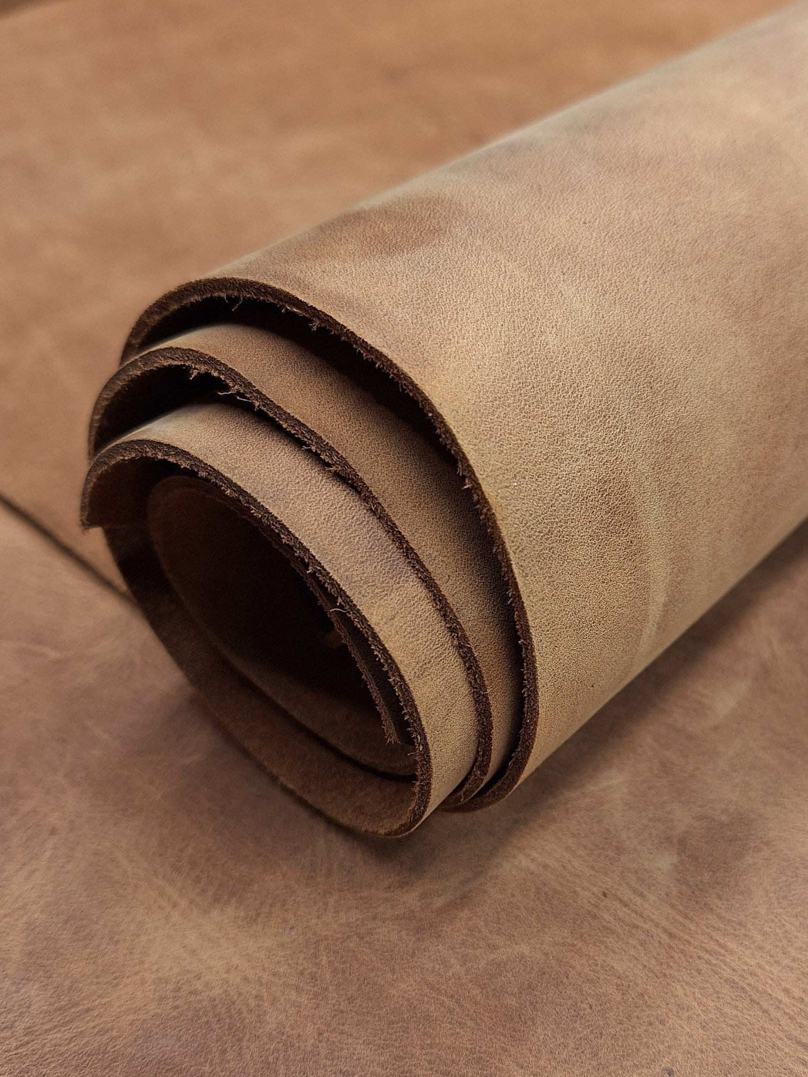 Light brown pull up crazy horse leather | 2.0 mm- 5 oz | waxy oily finishing distressed color