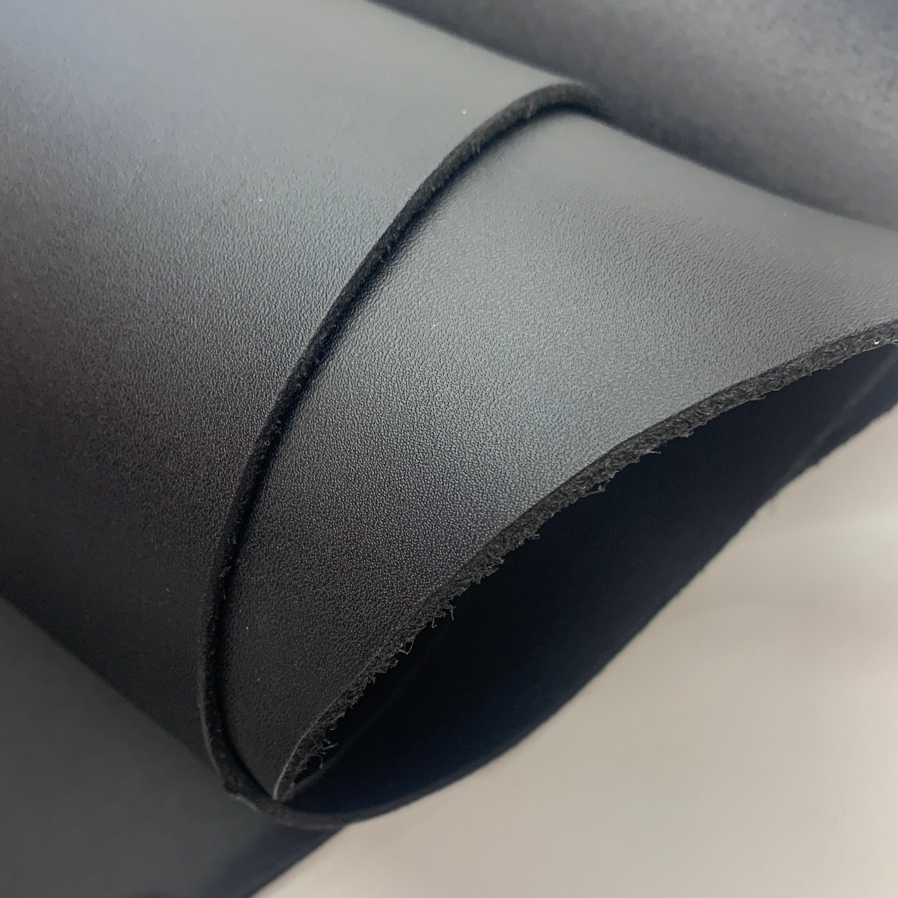 Black Thick leather | Matt | Textured | 6 oz | 2.6 mm